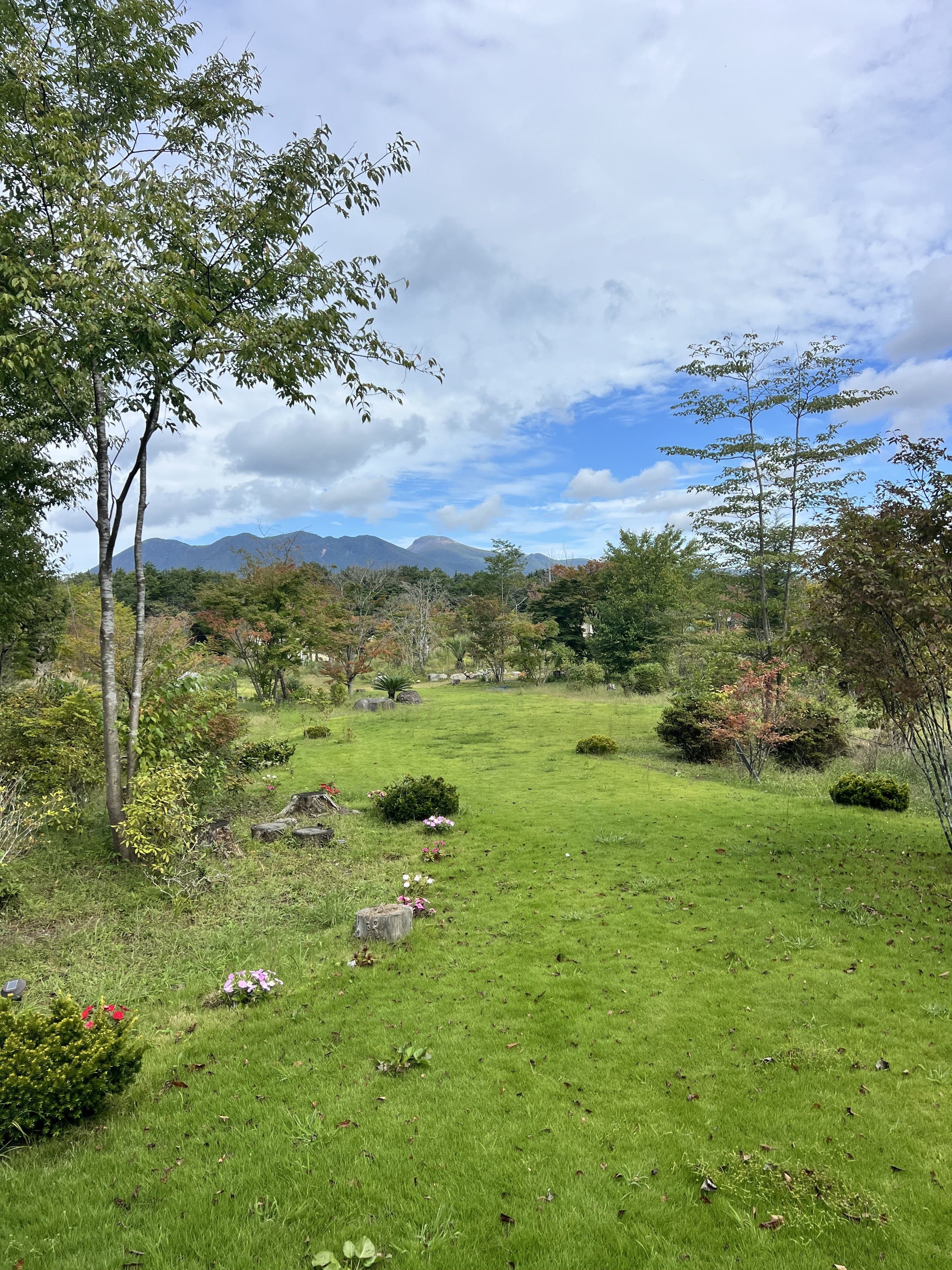 秋、那須連山を望む庭